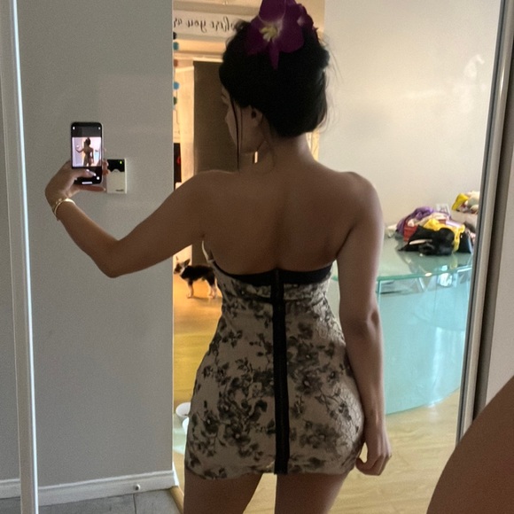 Lace dress - Picture 4 of 4